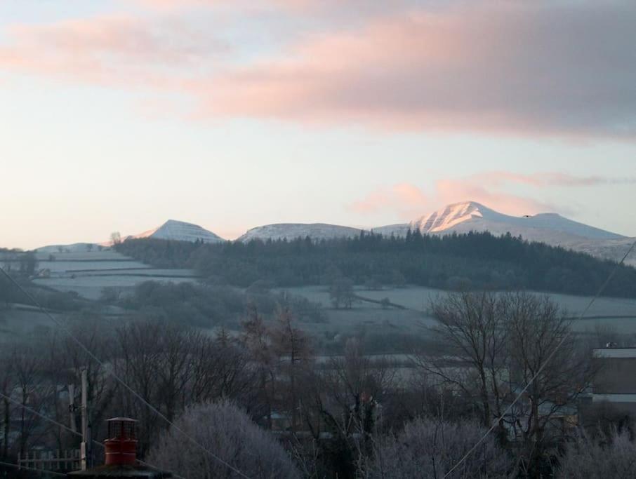 فيلا Mountain Views In The Heart Of Brecon Town المظهر الخارجي الصورة